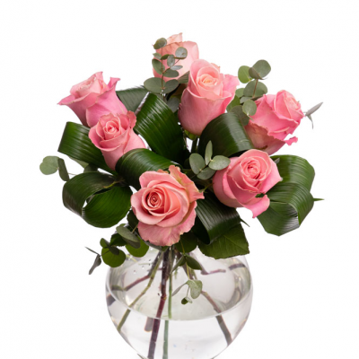 Buchet trandafiri roz decoraţi cu eucalipt